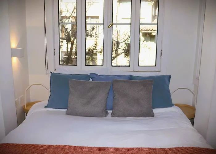 Hom I Amplio Y Luminoso Departamento En Barrio Lastarria